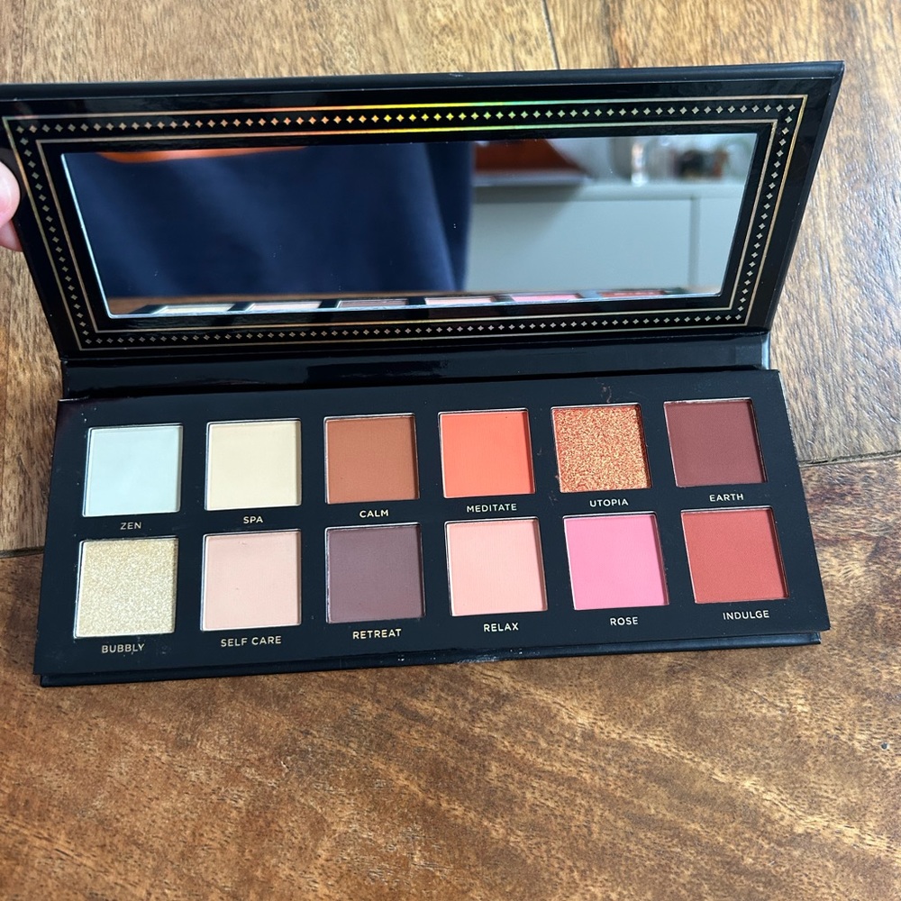 Ace Beaute Serenity Eyeshadow Palette.